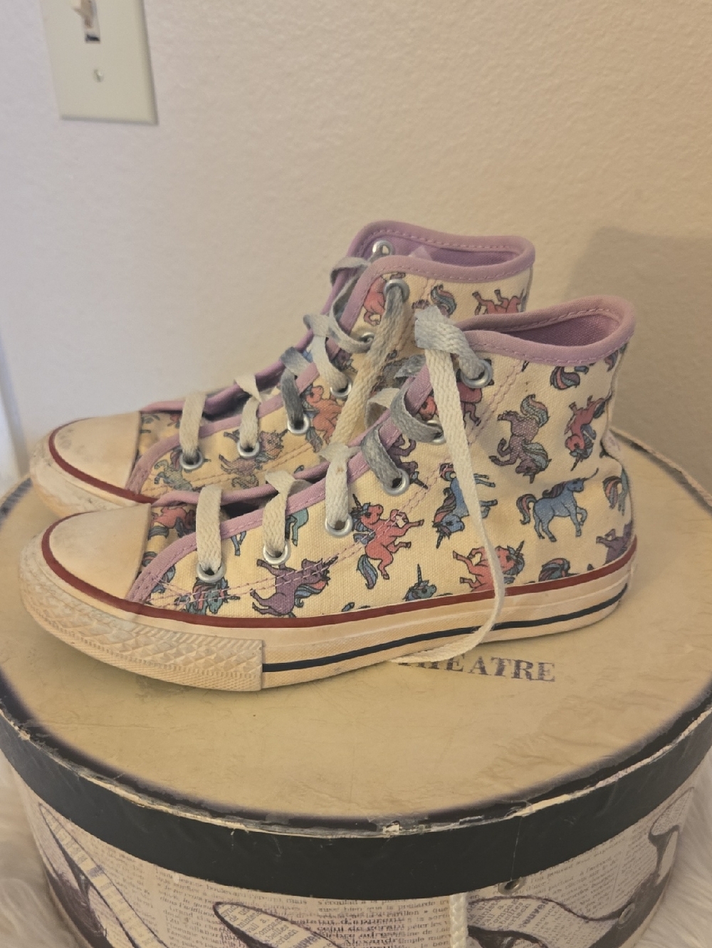 Converse Girls High-Top Unicorn Print Sneakers in Cream and Purple